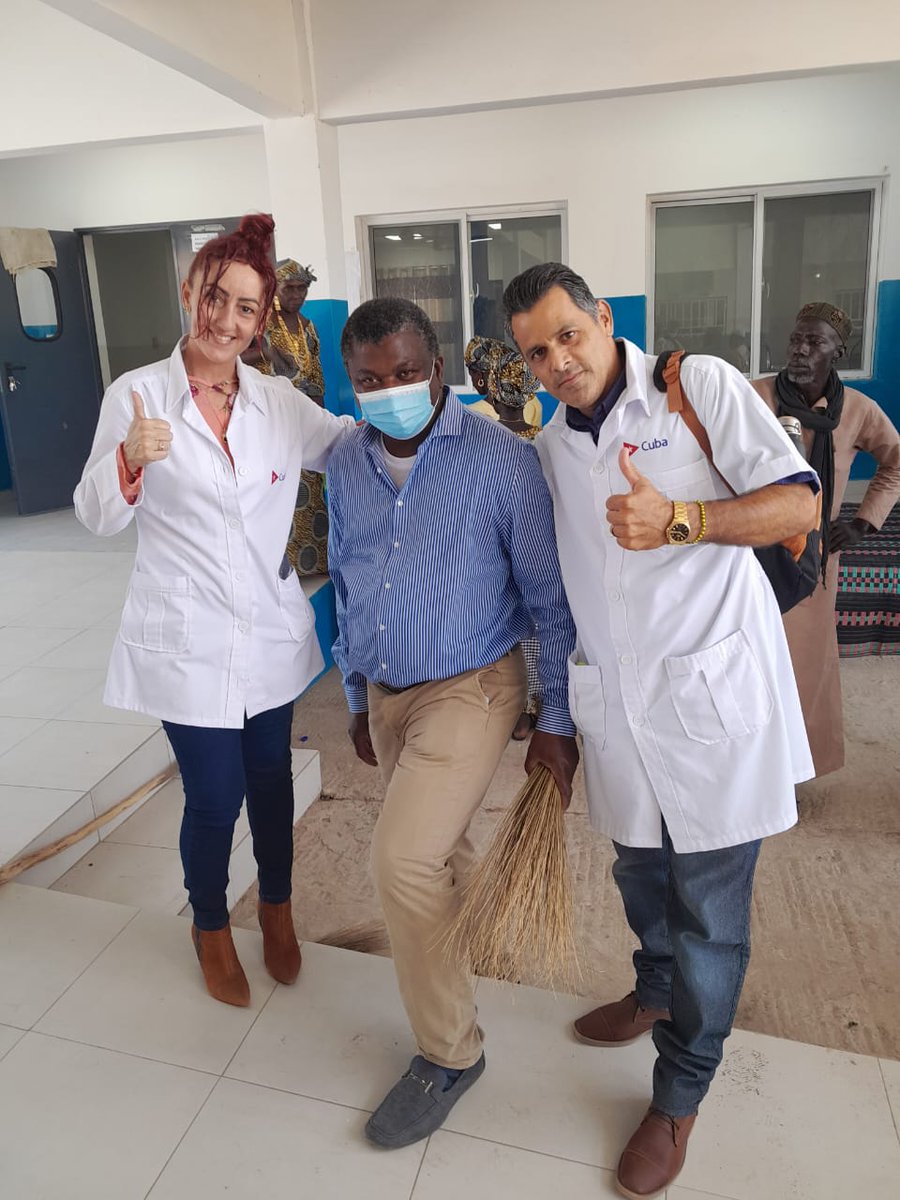 Galenos de la Brigada Médica #Cubana junto a ministro de salud #gambiano, Dr. Ahmadou Lamin Samateh, recorren nuevo Centro de Salud en Jali Lower River región, antes de su inauguración hoy. #GambiaCubaPorLaVida #45GambiaCuba