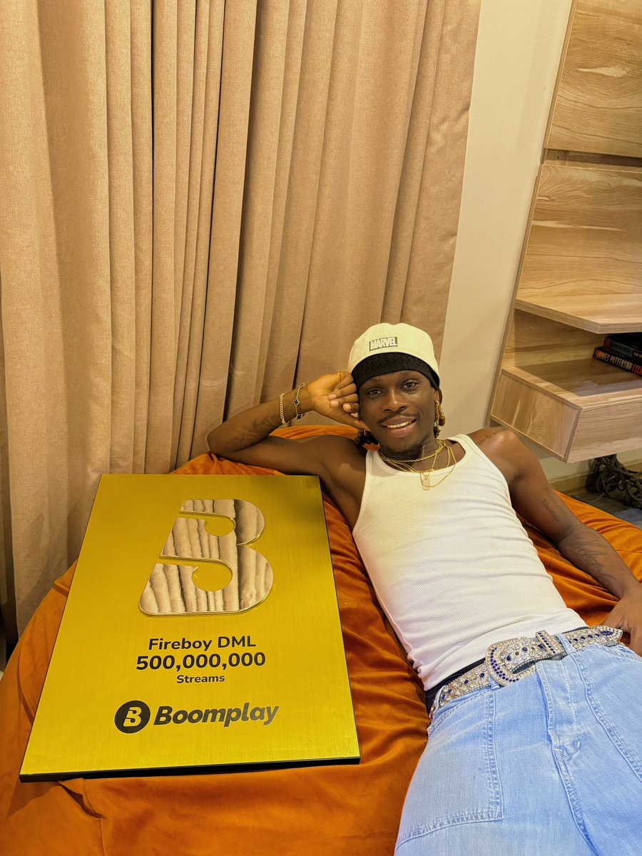 Global pop star for a reason! 🤩✨ Check out the steeze as @fireboydml receives his #BoomplayGoldenClub plaque for surpassing 500M streams on Boomplay! 🏆

Celebrate this amazing talent by streaming his hits on Boomplay! ➡️ boom.lnk.to/FireboyDML

#BoomplayAwards #HomeOfMusic