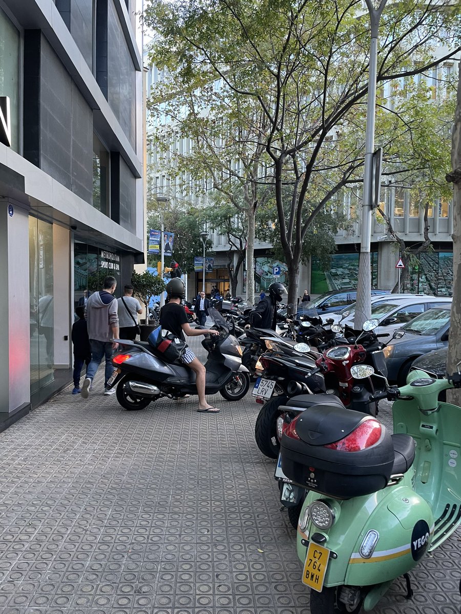 Las motos en Barcelona son una verdadera plaga, son las cucarachas de la movilidad. 🪳