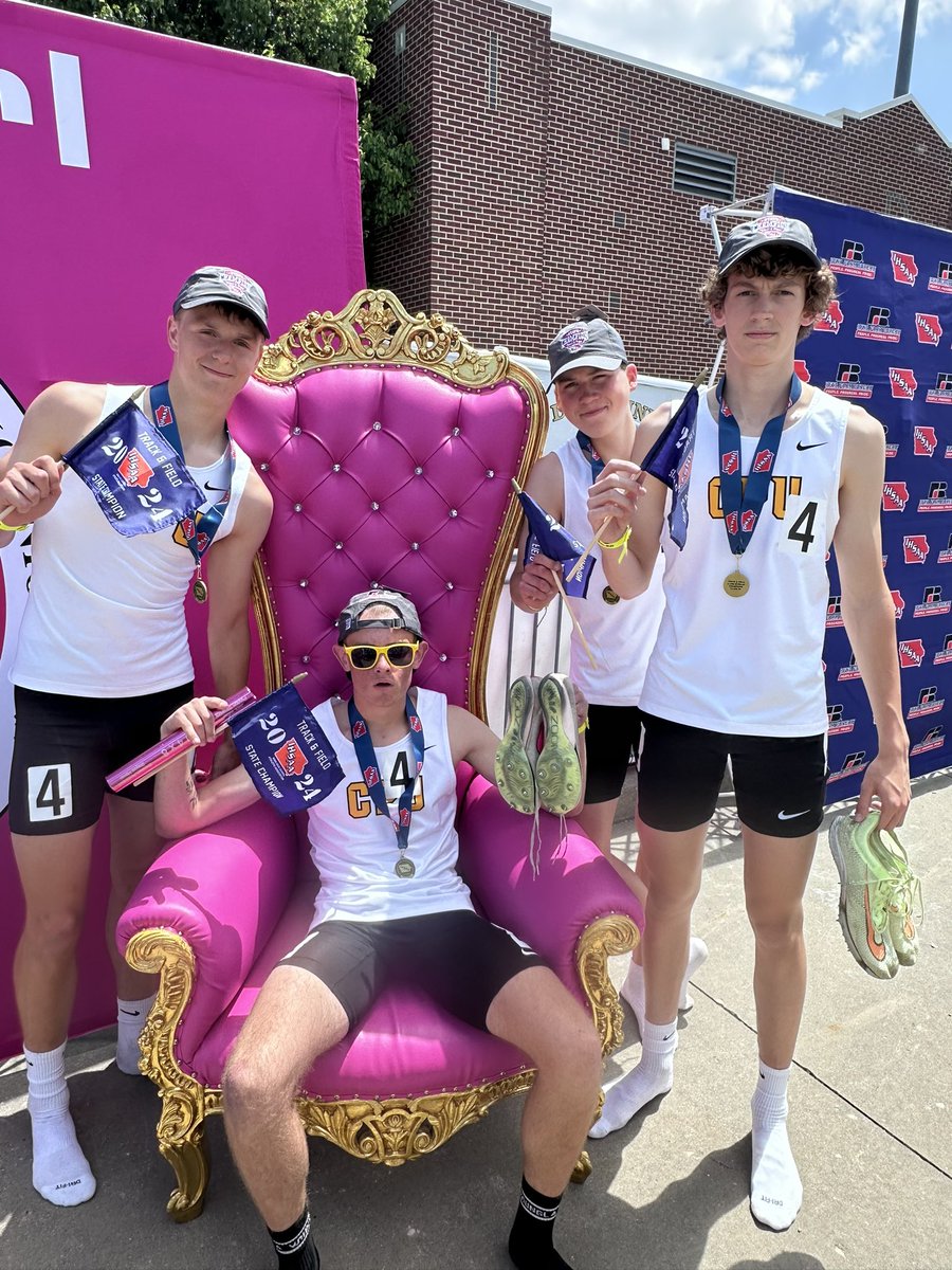 CPU_GirlsTF's tweet photo. 4x800. 
STATE CHAMPS!
SCHOOL RECORD! https://t.co/SeYUjSWkRN