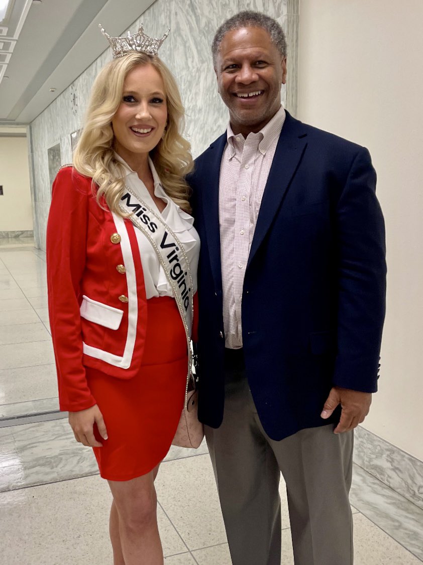 You never know who you will meet on Capitol Hill! Today Massey director @DrRobWinn had a chance to connect with 2023 @MissAmericaVA Katie Rose who is promoting her community service initiative addressing domestic violence. @AACR / @AACI_Cancer Joint Hill Day.