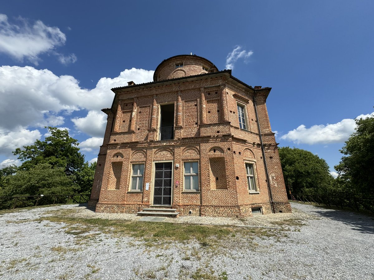 Sul punto più alto di Bra, come un guardiano della città, si erge un edificio dalla forma ottagonale noto come la Zizzola #blog #travel #piemonte #travelblog