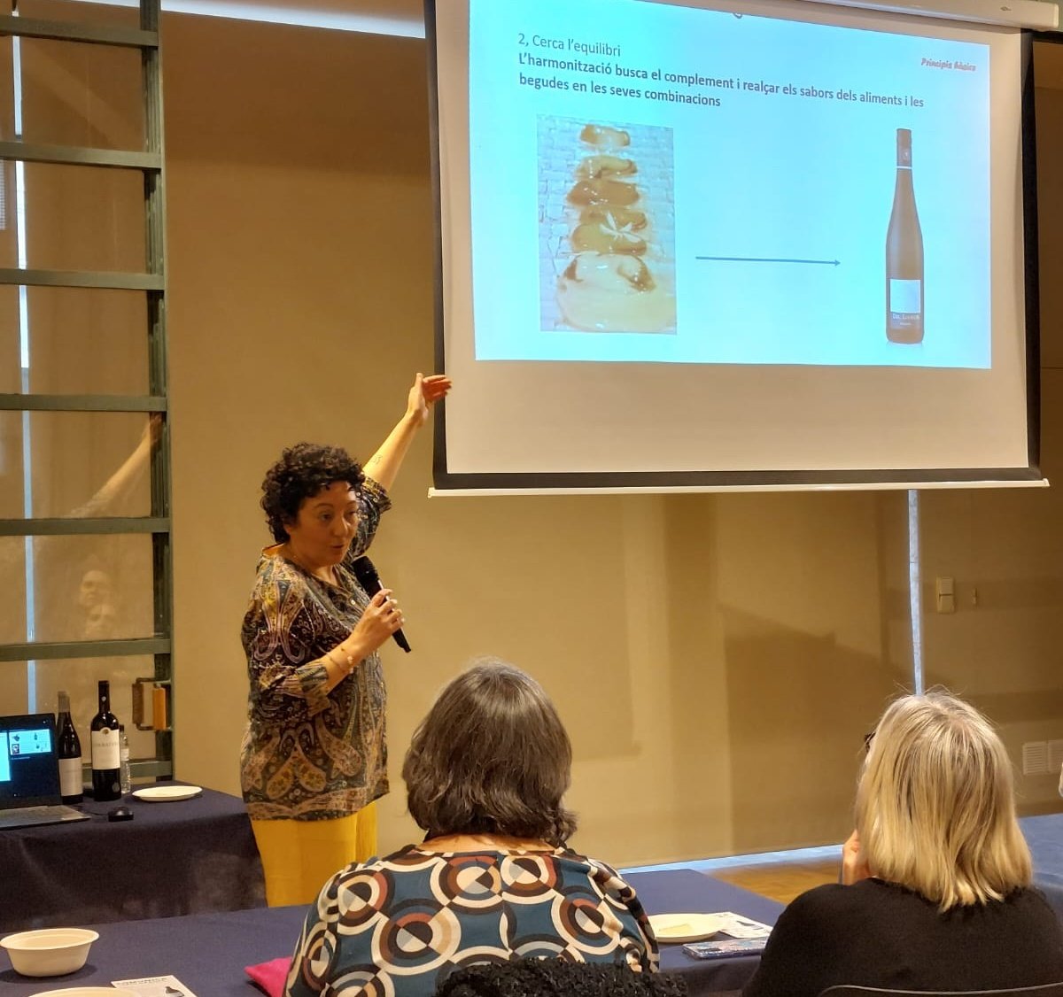 La investigadora de @bioquimicaURV Sumpta Mateos ens guia avui a través del món dels maridatges. Descobrim combinacions molt interessants mentre ho posem en pràctica amb el tast de dos vins de la @domontsant. Una sessió més del cicle #LaciènciadelVi 😍🍷