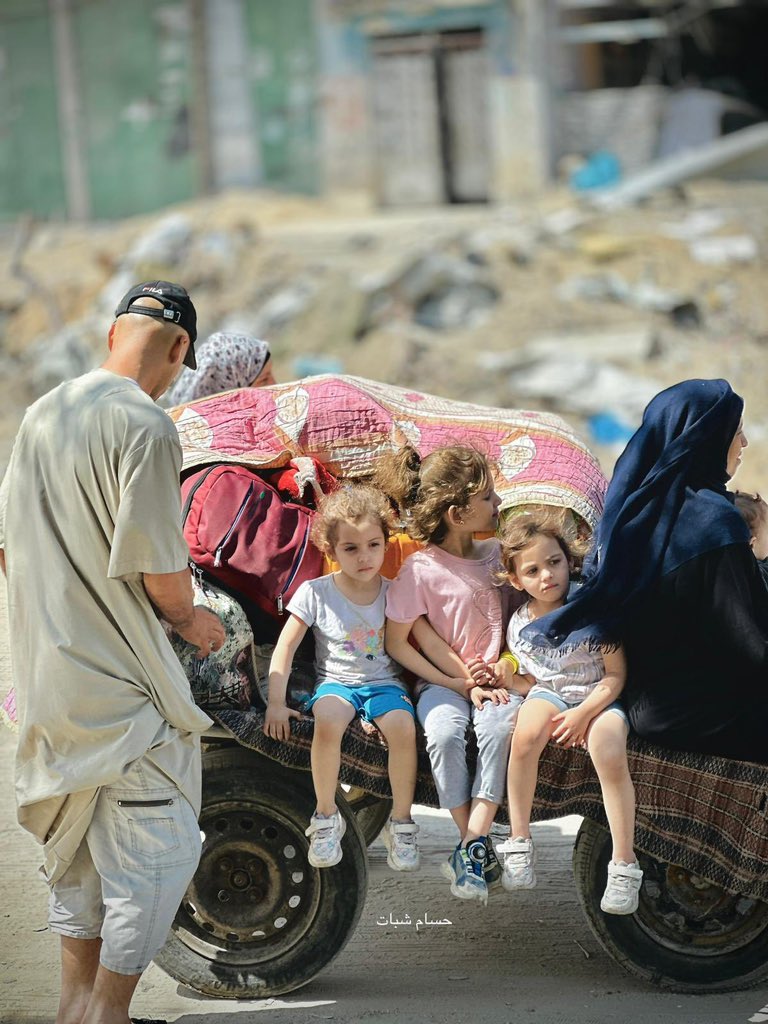 Under continuous #Israeli_bombing of #Jabalia, displaced people continue fleeing..

These are lucky.. Thousands were left behind trapped under the relentless brutal bombardment!

The major problem is that fleeing refugees do not know where to go..