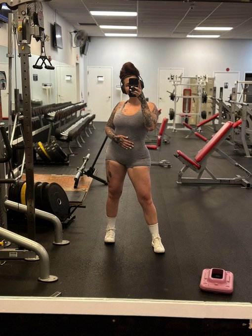 representing for us 175lb+ girlies https://t.co/UIJwMe7p7b