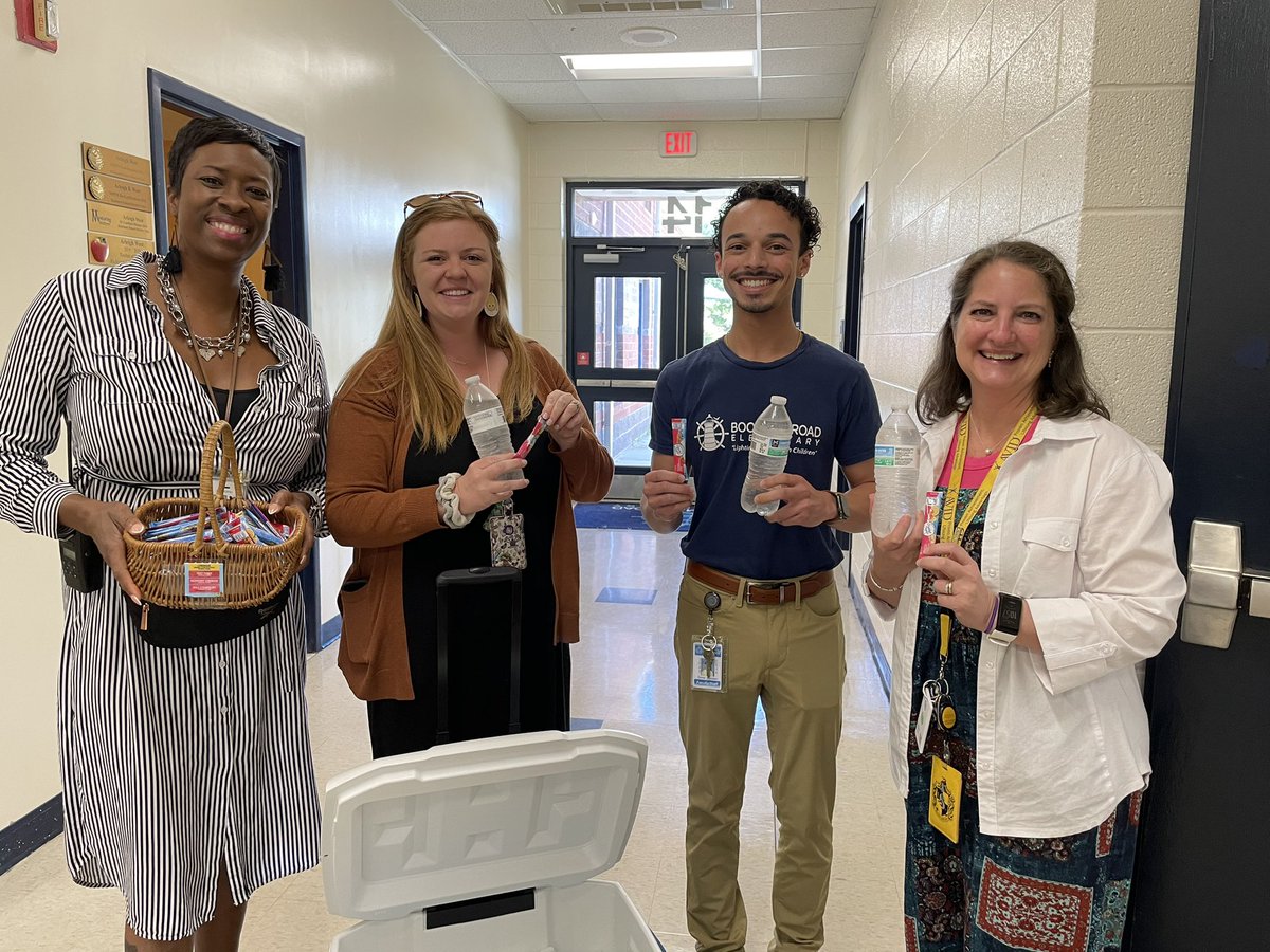 A big thanks to @kjameshill for surprising us all with a “Sweet Sixteen” treat! “Thank you for quenching our students’ thirst for knowledge!” 💙 @RichlandTwo