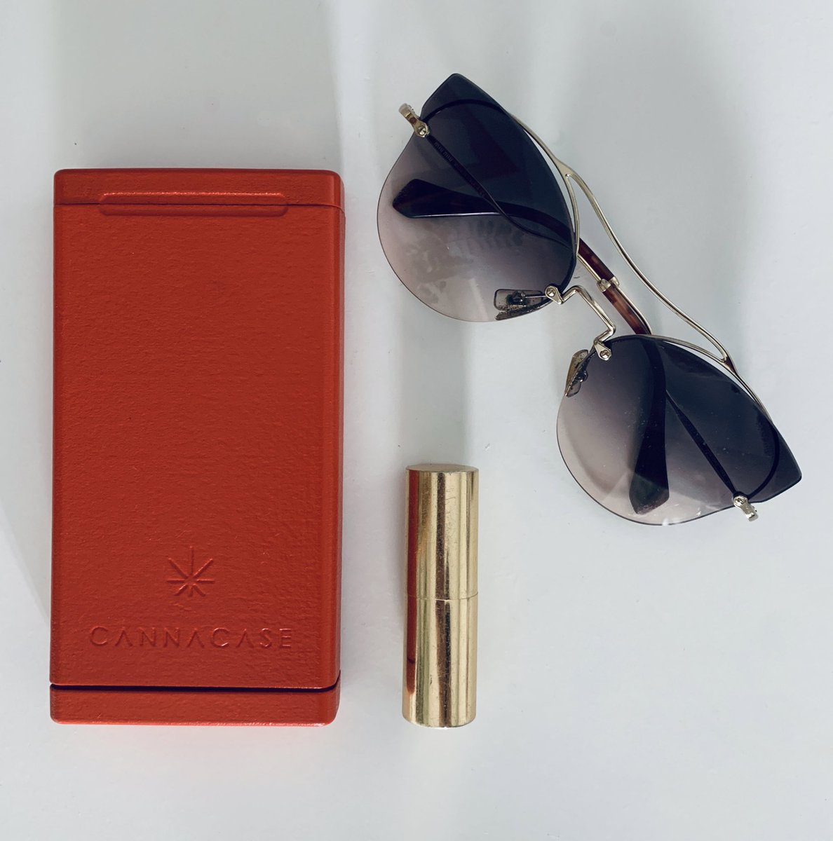 Every woman deserves to feel empowered and prepared throughout her day. Perfect for those who appreciate elegance and ease. 

#Empowerment #Style #Cannabis