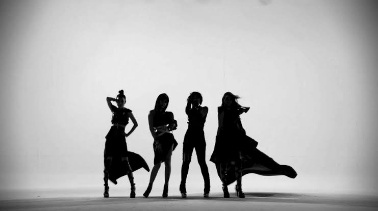 _you_like_TOP's tweet image. 2NE1 and their iconic silhouette through the years

QUEENS 👸 

15 YEARS WITH 2NE1
#2NE15THEBEST
#214L @krungy21 @haroobomkum @mingkki21 @chaelinCL