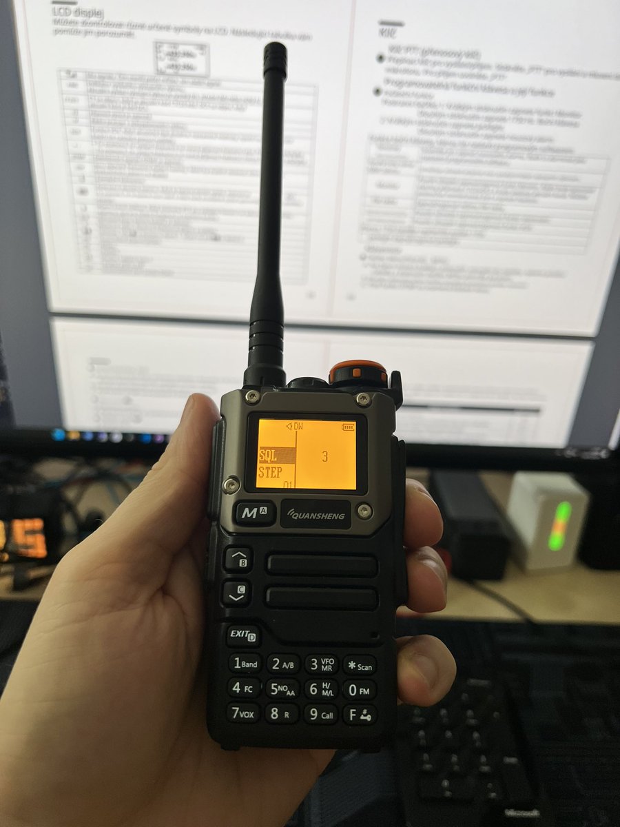 MultiTricker's tweet image. Přišel mi nějaký retromobil a už teď půl hodiny bádám, kde se na tom pouští had. #DnešníPošta