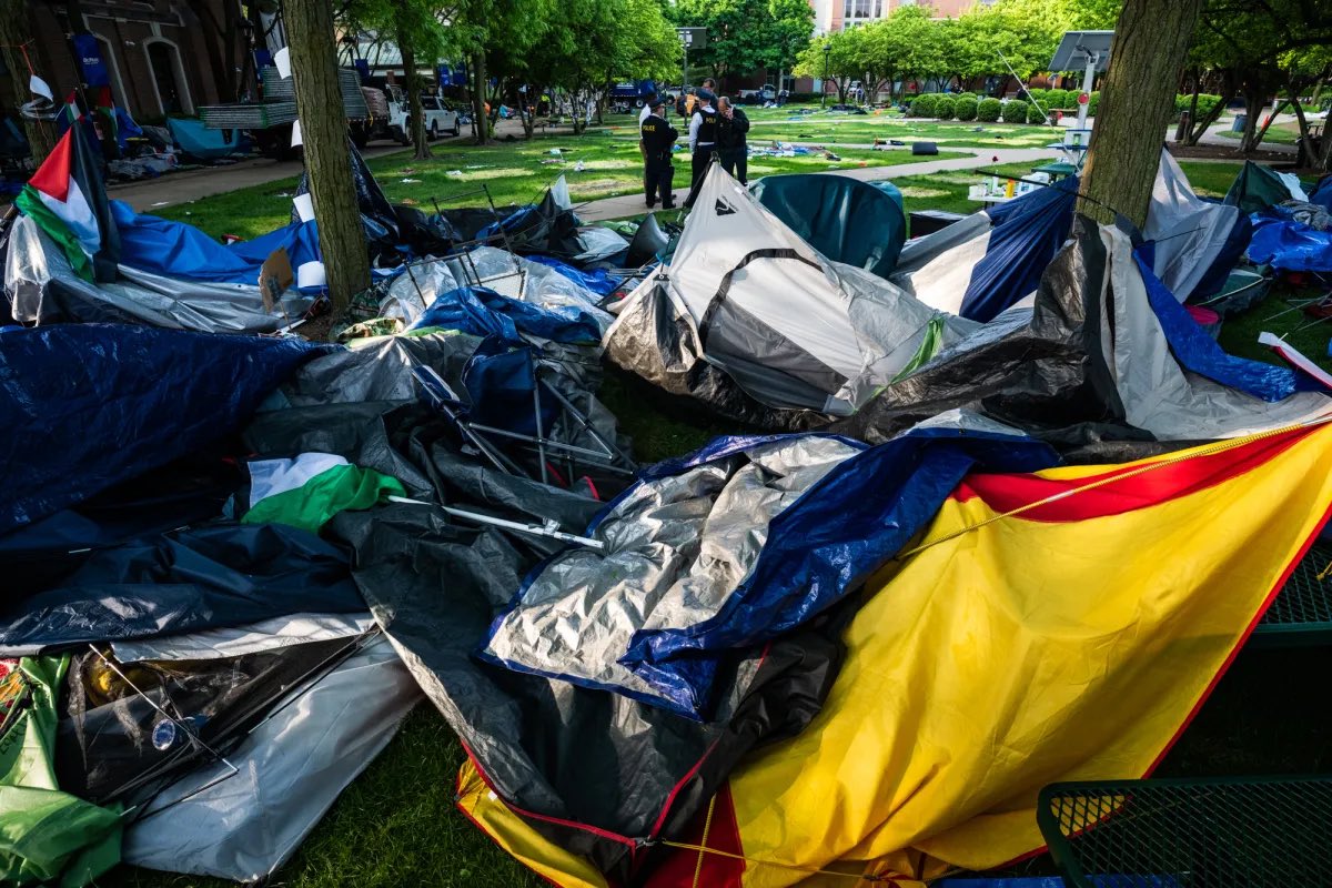 The cowards at CPD raided and destroyed the DePaul encampment this morning 😔 This was the most peaceful, wholesome place in the city. Shame on you for letting this happen @DePaulU