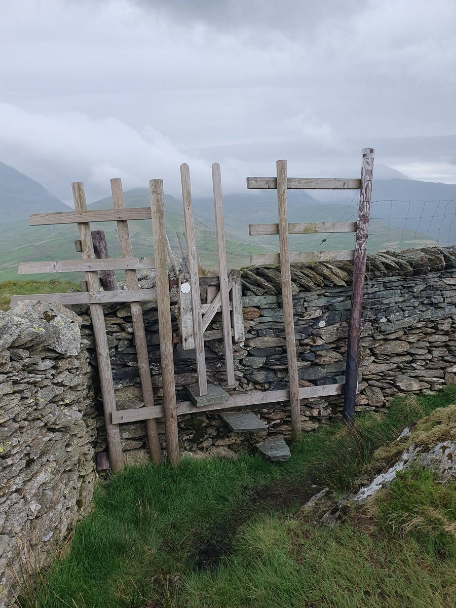 A busy stile on the way down to Idle Hill from Braystones. <a href="/LakesStiles/">Stiles</a>