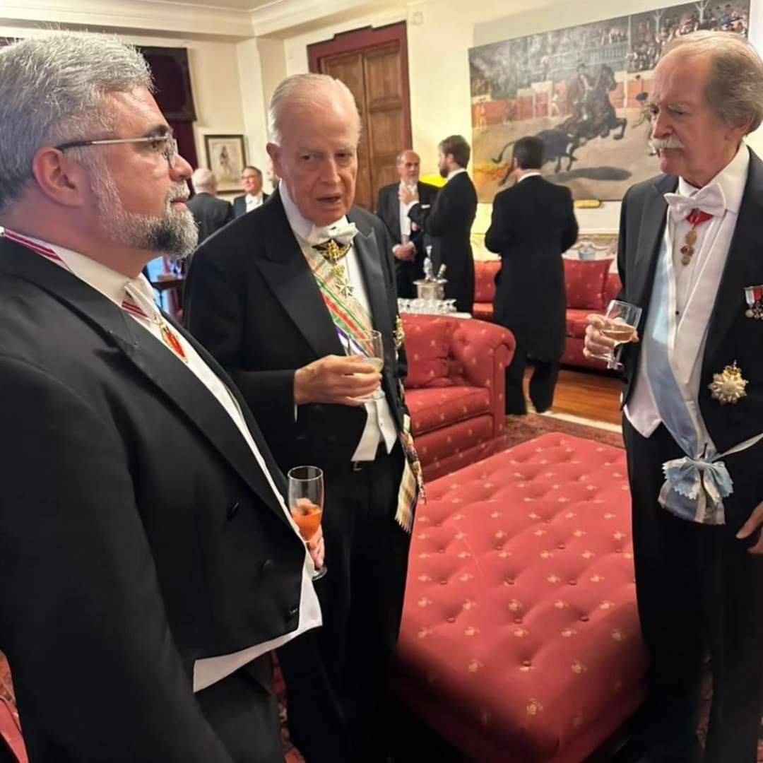 D.Bertrand de Orleans e Bragança ( Chefe da Casa Imperial do Brasil ) que está em Lisboa, em encontro com D.Duarte Pio,Chefe da Casa Real de Portugal. 👑🔰
Creditos: APAM
