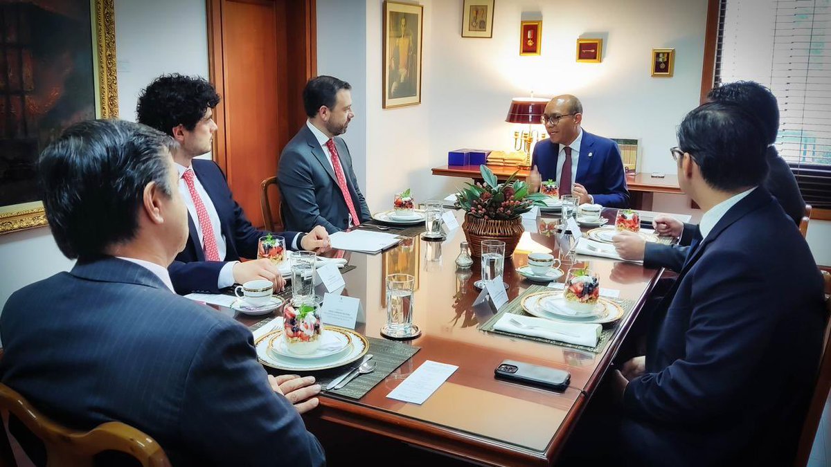 Hoy nos reunimos con el presidente de la Corte Suprema de Justicia, Gerson Chaverra, y el presidente de la Sala de Casación Penal, Diego Corredor. Reconocemos y respetamos la importancia y la independencia de la Rama Judicial, y estamos convencidos de que el trabajo articulado