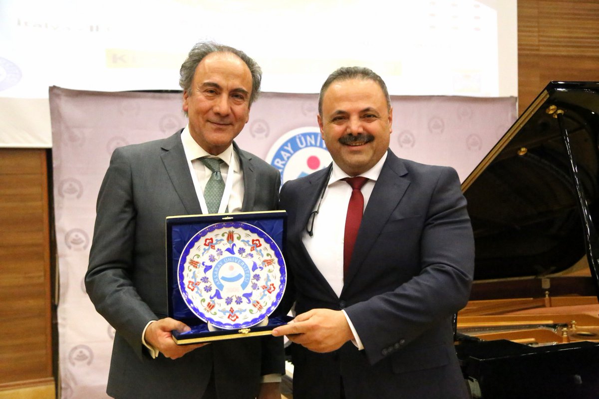 Angelo Martino 40 Dakikalık Bir Resital Sundu İtalyan müzisyen Prof. Dr. Angelo Martino, Aksaray Üniversitesi (ASÜ) Konferans Salonu’nda bir piyano resitali verdi. 🔗aksaray.edu.tr/angelo-martino…