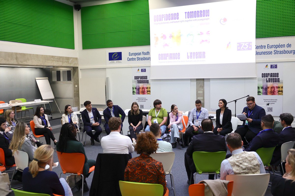 Today's youth conference „confidence in tomorrow“ <a href="/CoeYouth/">CoeYouth</a> showed how intensively 🇪🇺 young people deal with the topics of war and peace, climate and environmental protection as well as #AI. The conference also focused on strengthening trust in democracy and human rights.
