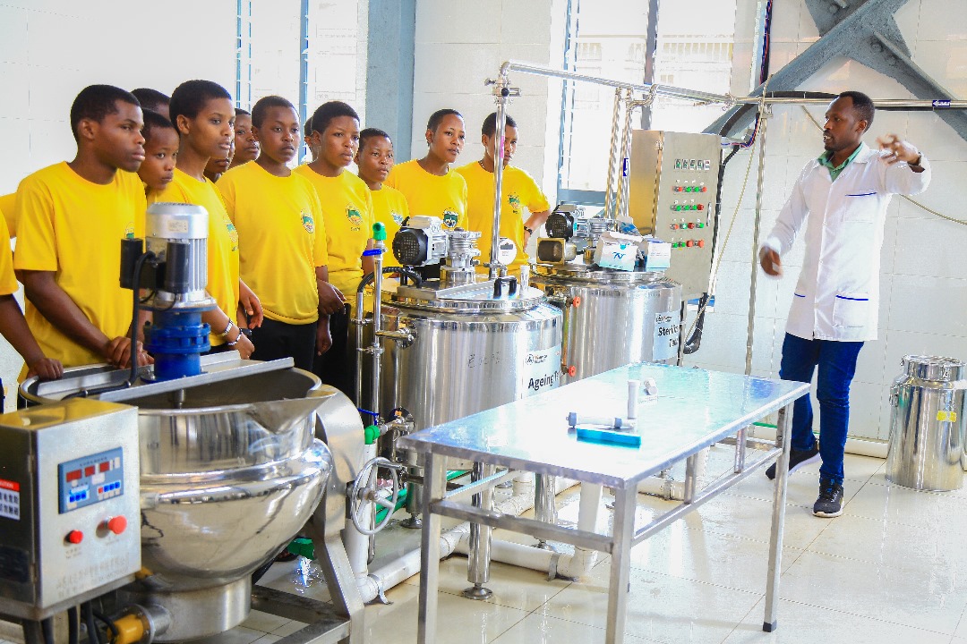 Today all day long, P6, S3, & S6 students from GS Nyakinama I ; ESB Busogo, ES Saint Vincent, Excel School, & @MuhaburaCollege visited our labs & workshops to learn about the Programs we offer. This inspired them a lot to join Technical Education and IPRC Musanze in particular.