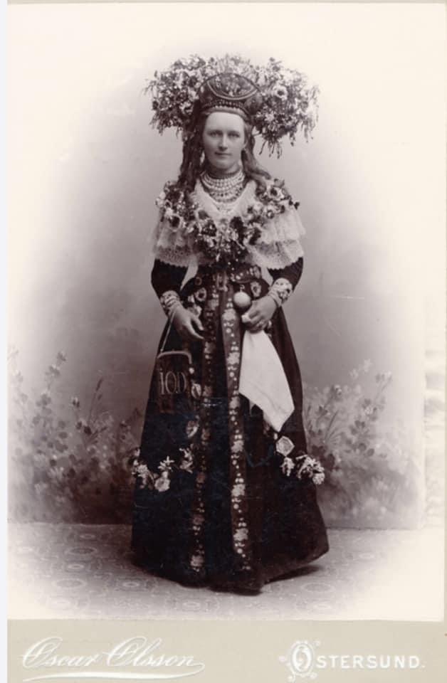 Fotografier av brudar från Hälsingland respektive Jämtland tagna på slutet av 1800-talet (ca 1880-1889). 

Brudarna pryddes med blommor av papper och kulörta band. Alla i byn hjälptes åt och lånade ut smycken och band. Bröllopsfesten höll på i flera dagar med många lekar, riter