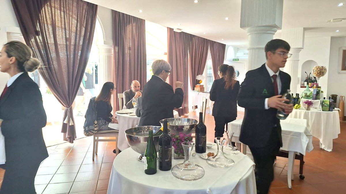 Almuerzo en compañía de comunicadores gastronómicos en la #Escuela <a href="/SAEmpleo/">Serv. Andaluz Empleo</a> de #Hostelería `La Fonda´, en conmemoración de su 30 aniversario, donde la excelencia en la #formación impartida repercute en el alto nivel de inserción laboral de su alumnado. #Restaurante #Cocina #Sala