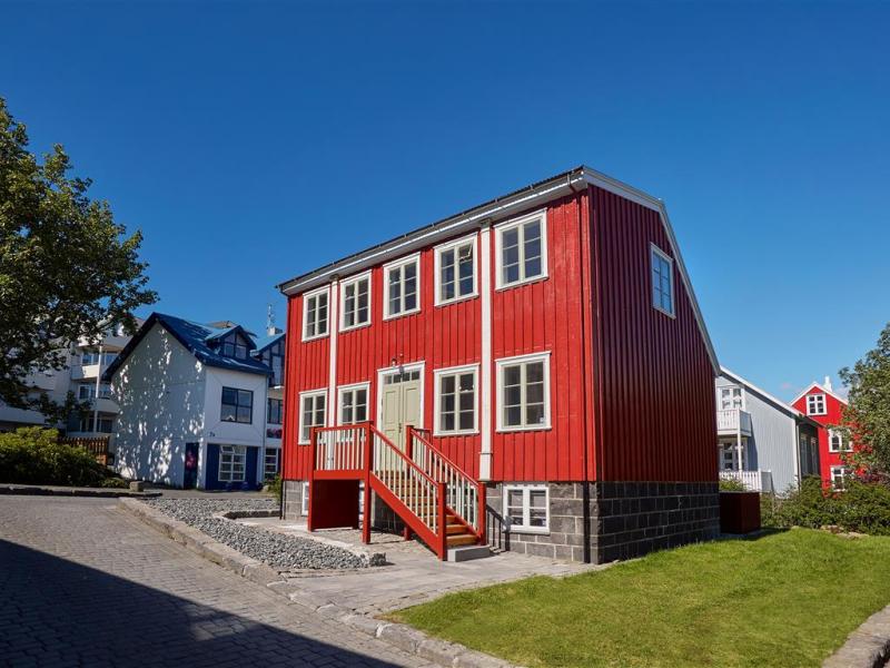 Writers with a connection to a UNESCO City of Literature! Would you like to spend two weeks writing in Gröndal’s House in the centre of the old town in Reykjavík? Deadline for applications to @rvkcityoflit: 14th June reykjavik.is/en/city-of-lit…