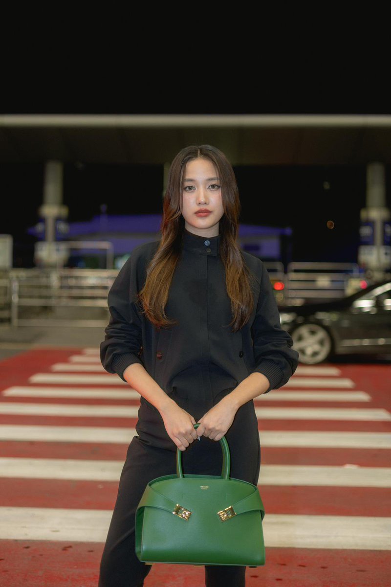 TheVentureMGMT's tweet image. Famous and Fabulous
Freen x #Ferragamo
#TheVentureTalent @srchafreen in her Airport look ! 💚