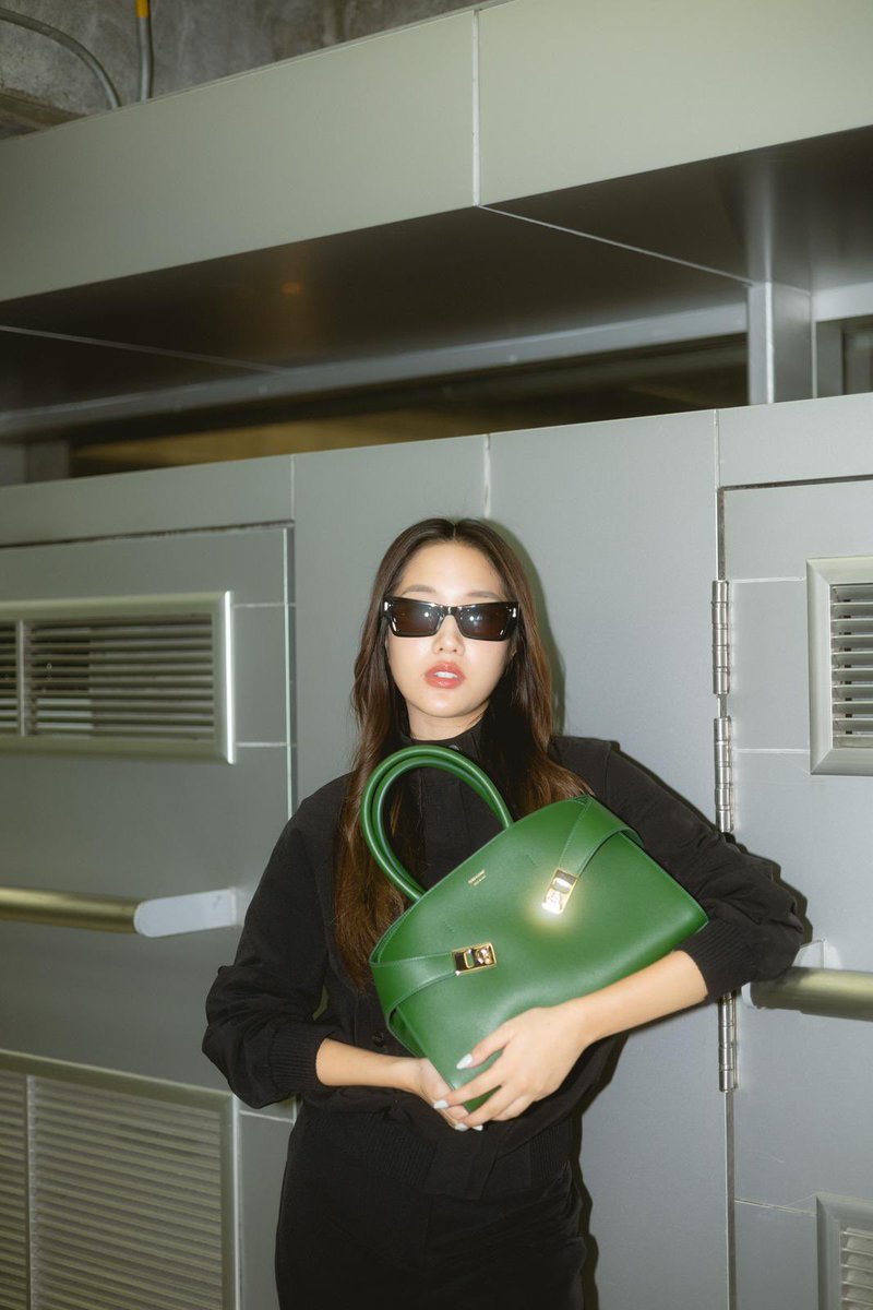 TheVentureMGMT's tweet image. Famous and Fabulous
Freen x #Ferragamo
#TheVentureTalent @srchafreen in her Airport look ! 💚