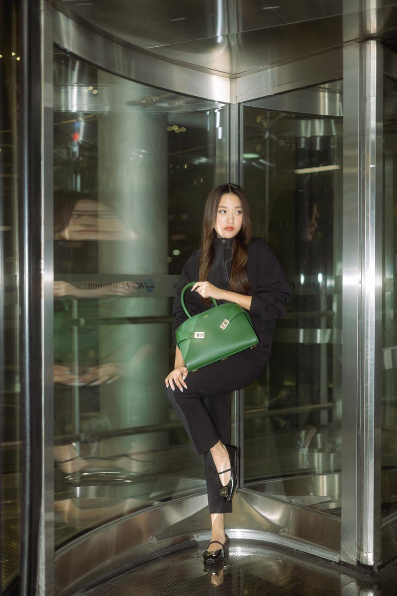TheVentureMGMT's tweet image. Famous and Fabulous
Freen x #Ferragamo
#TheVentureTalent @srchafreen in her Airport look ! 💚