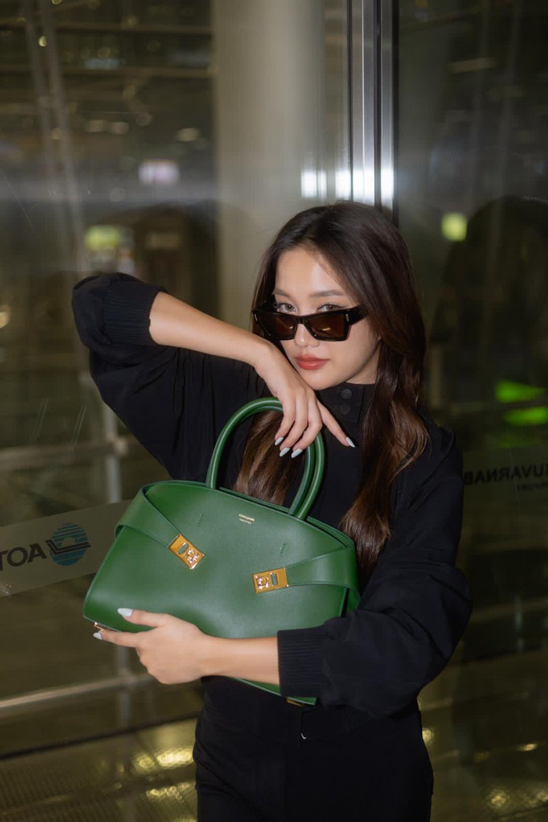 TheVentureMGMT's tweet image. Famous and Fabulous
Freen x #Ferragamo
#TheVentureTalent @srchafreen in her Airport look ! 💚