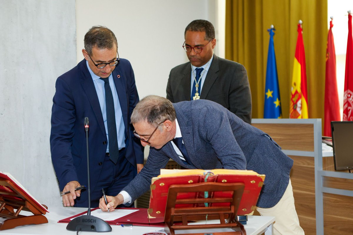 ¡Enhorabuena a David Iyú, decano de la Facultad de Ciencias Sociosanitarias de la <a href="/UMU/">Universidad Murcia</a>, y a todo su equipo! 👏🏻👏🏻👏🏻 Gracias por vuestro compromiso y vuestra entrega a nuestra universidad.