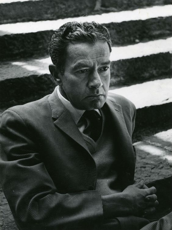 LetrasBreves's tweet photo. "Yo siempre anduve paseando mi amor por todas partes, hasta que te encontré a ti y te lo di enteramente."

Juan Rulfo.

A 107 años de su nacimiento. https://t.co/fbGJXRShHx