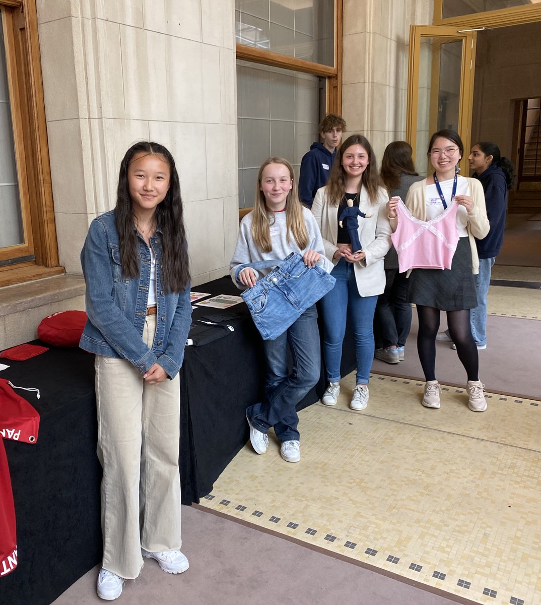 👖 Used jeans turned into trendy bags👜 👗 old cloth used for fashionable designs🥻 👕worn shirts upcycled into hand gloves 🧤 📷of the many creative solutions displayed by students from @BSB_Brussels school on how to #Beatpollution & stop fast fashion.♻️ #UNEPTextile #EU2024BE