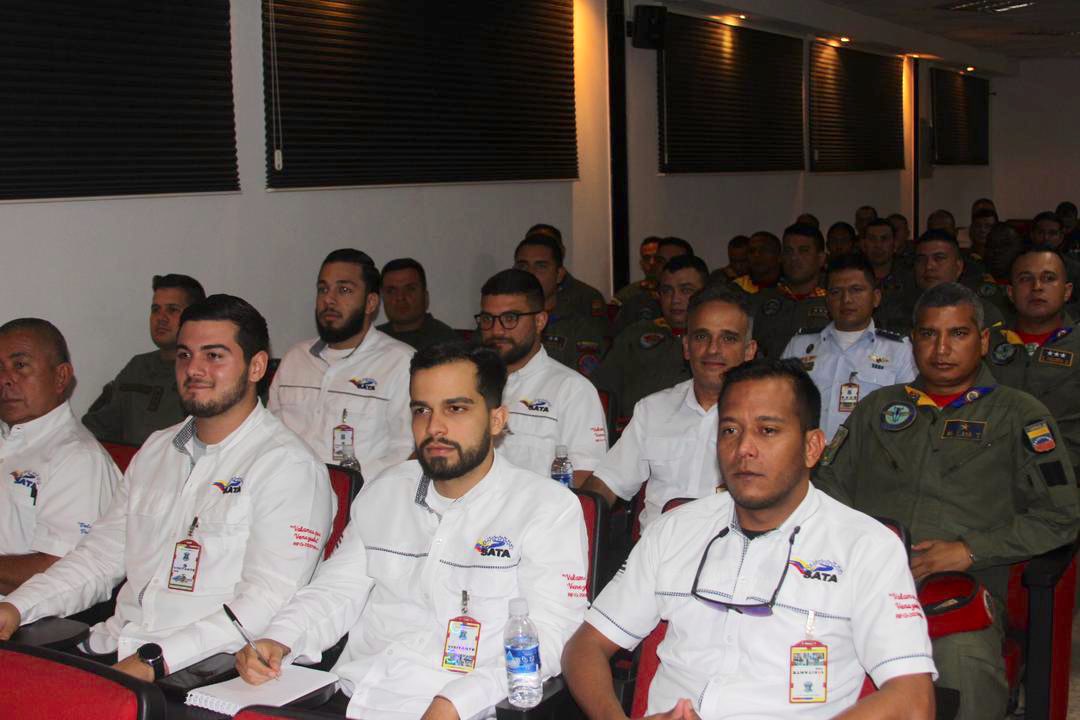 Gapn_4's tweet photo. 1/2 Desde el #GAP4, se realizó Simposio de Seguridad Aérea al personal de Pilotos, Tripulantes de Cabina y mantenimiento, asimismo participaron el #SATA, #PDVSA, Comando de Aviación del
Ejército y el Comando de Aviación de la Guardia. https://t.co/RfGJBPHJPi