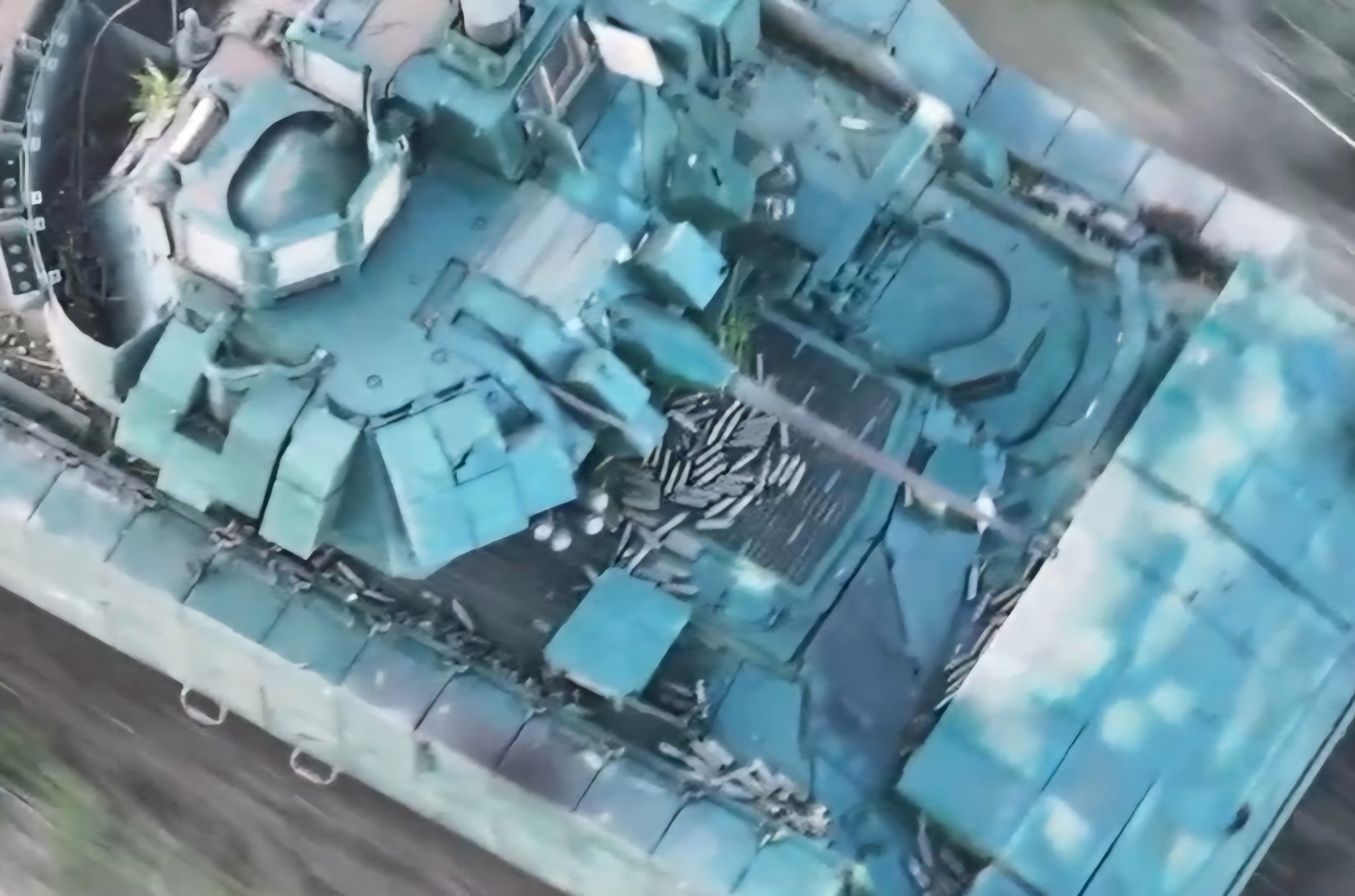 مركبتين مدرعتين اوكرانية نوع  Bradley M2A2 تدمران دبابة روسية نوع T-90M بنيران مدفعهما عيار 25 ملم !! GNtdiyMWQAEvKmM?format=jpg&name=large