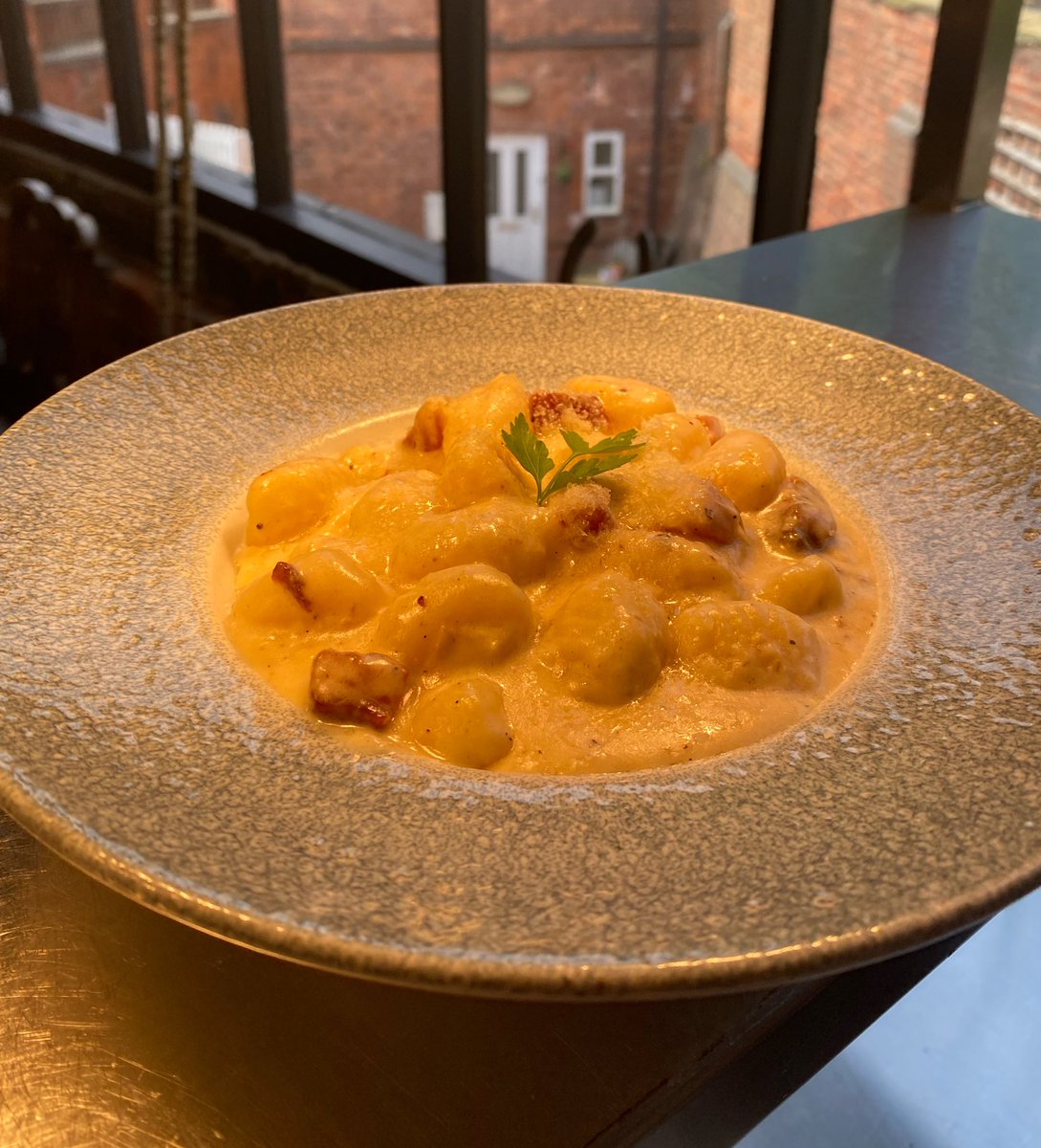 ArenaRistorante's tweet photo. GNOCCHI ALLA CREMA DI CARCIOFI 🌱

Gnocchi with Artichoke Cream was born as a vegetarian dish, delicious and delicate as it is 😋 but the addition of Guanciale makes it even more spectacular and unique 🤤

#gnocchi #vegetarian #italianfood #italianrestaurant #homemadefood https://t.co/uCuk5OjYEW