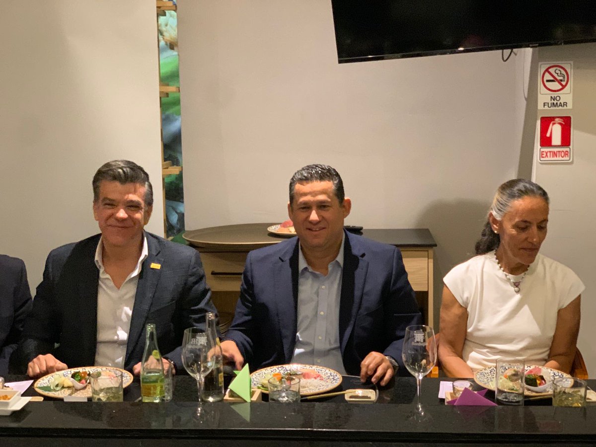 APIMEX_ORG's tweet photo. Previo al @foroinnovaciones, nuestro Pdte. Fernando Padilla en compañía del gobernador de Gto, @diegosinhue, el alcalde interino Jorge Jiménez Lona, autoridades municipales y estatales, dieron una cálida bienvenida a la embajadora de México en Japón, Melba Pría. 🇲🇽🤝🏼🇯🇵 https://t.co/5CiIw4jxSA