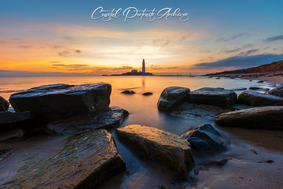 A stunning morning in Whitley Bay at Saint Mary's Lighthouse #StormHour #sunrise #photography #weather
