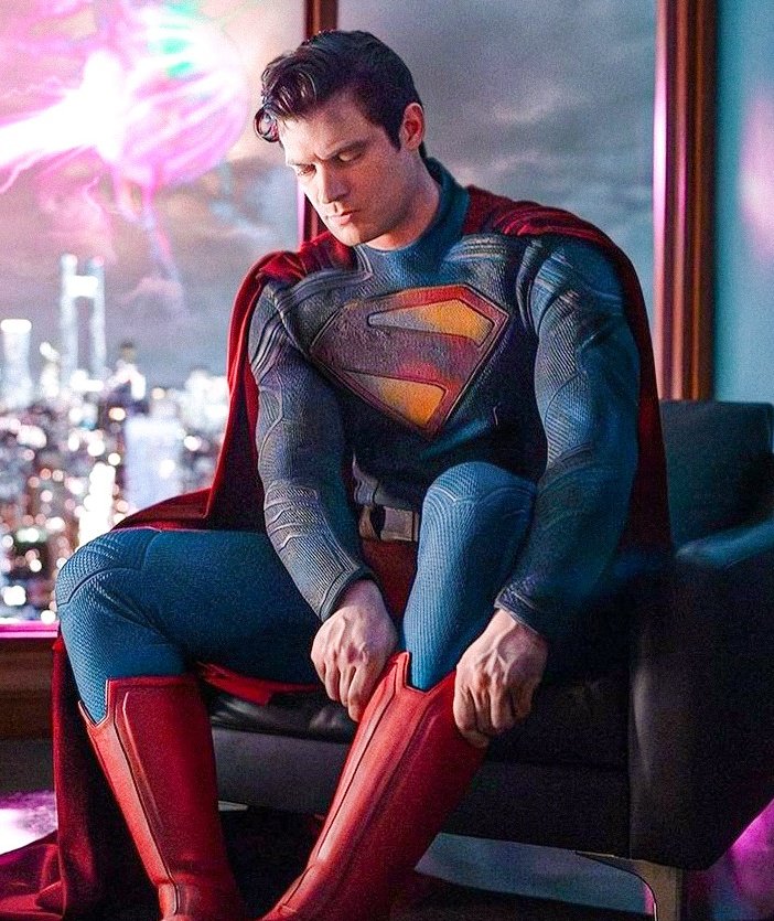 😱 David Corenswet deu um SOCO no Snyder no set de 'SUPERMAN'.

O roteirista Scott Snyder visitou o set do filme e descreveu a experiência:

'David Corenswet apareceu vestido de Superman com terno completo para dizer olá e nos deu um soquinho. E foi, honestamente, um daqueles