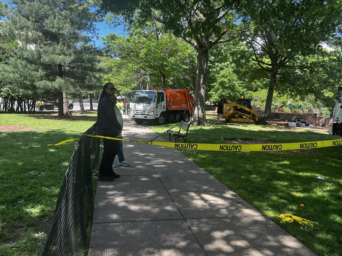 Now, on the DC side of the park , crews are using pitchforks, trash trucks and a bulldozer to destroy things like bikes, bedding and tents. As a reminder, instead of focusing on the 300 unused housing vouchers, @MayorBowser destroys encampments.