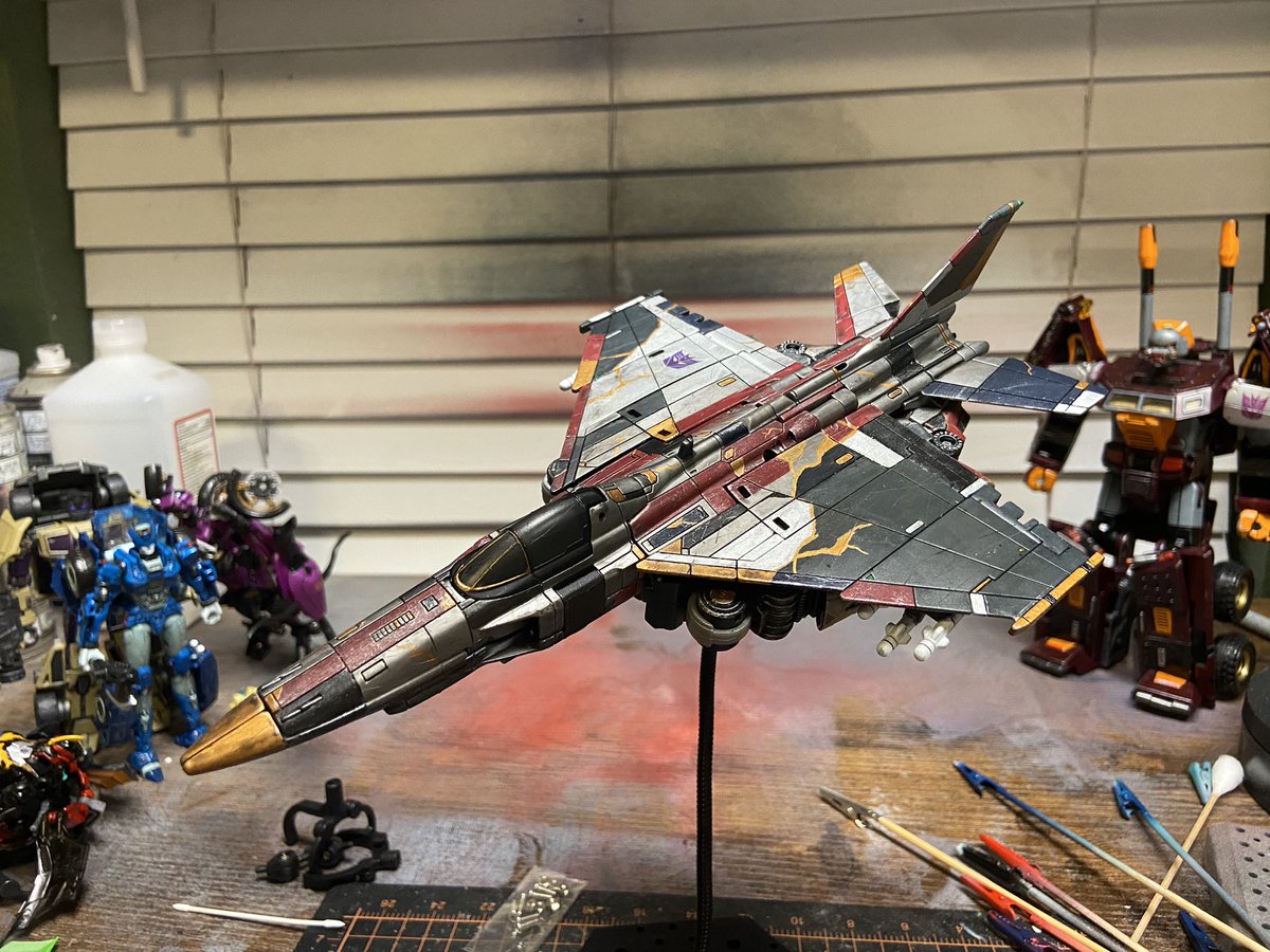 Behold, my kintsugi super Starscream inspired by the Star Wars Ahsoka night troopers. his lore is he got brought back to life by a sorcerer or scientist from engine explosion  in a hidden Deceptacon base. the gold substance, that glued Starscream back together is g1 golden lagoon
