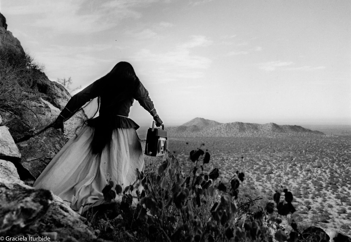 Un día como hoy, pero de 1942, nace la fotógrafa mexicana Graciela Iturbide. La recordamos con el texto de Elizabeth Moreno y un valioso portafolio que apareció en la edición 77 de la revista Cuartoscuro en 2006. 📸🙌
Galería y texto👉  bit.ly/3UM4z2b