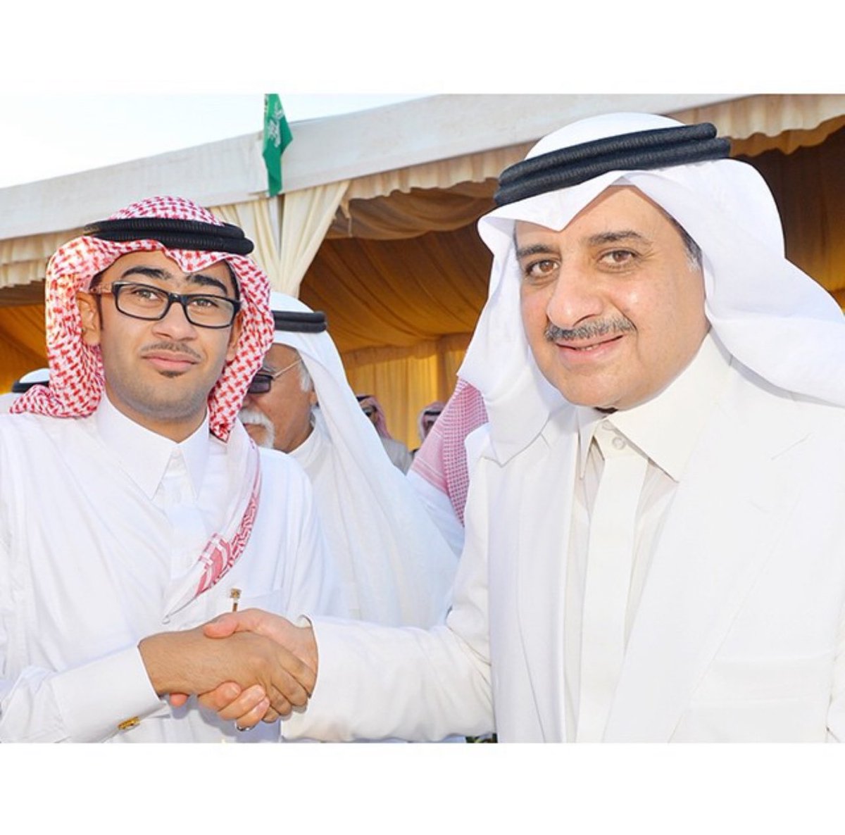 aas_abdullah1's tweet photo. بالأمس تم تداول صورة لسيدي الأمير #فهد_بن_سلطان أمير منطقة #تبوك وهو يذرف دموع الفرح فخراً وفرحاً بتخرج أبناءه وبناته من الجامعة..

(4) عقود، وأبناء وبنات المنطقة تحفهم رعاية سموه واهتمامه الخاص وحرصه على التواصل مع الجميع في كل مناسباتهم، وتشجيعه لكل إبداع وتميز..

ولا أنسى قبل عدة سنوات استقبال سموه وكلماته الحانية وتشجيعه لي ولأخي @abdullah_7art عندما قدمنا فيلماً قصيراً عن عن صناعة السفن الشراعية في #أملج، ورغم بساطة العمل وقلة خبراتنا وصغر سننا حينها، إلا أن اهتمام وتحفيز سموه لنا وكلماته الأبوية جعلتنا ننطلق من تلك التجربة الأولى إلى مساحات أكبر وأفضل في المجال الإعلامي..

حفظ الله أميرنا الغالي ♥️