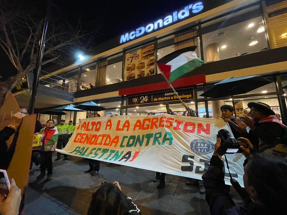 #PalestinaLibre Lima Planton y vigilia en Parque Kennedy ayer, y llamado a @MacDonald para que cese de apoyar el genocidio y a empresas como @ZARA @starbucksperu etc y a la ciudadania a sumarse al boicot a las empresas que sostienen el genocidio #GazaGenocide‌