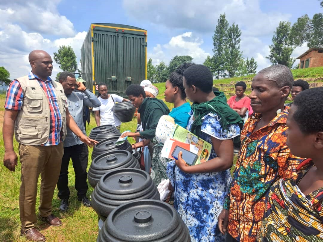 1/3: On 14th and 15th May 2024, AAR provided support to women in Remera, Rutunga, and Gikomero Sectors with cooking gases and energy-saving cooking stoves. This initiative is part of a larger project focused on women's empowerment. @unwomenrwanda, @ActionAid, @GasaboDistrict