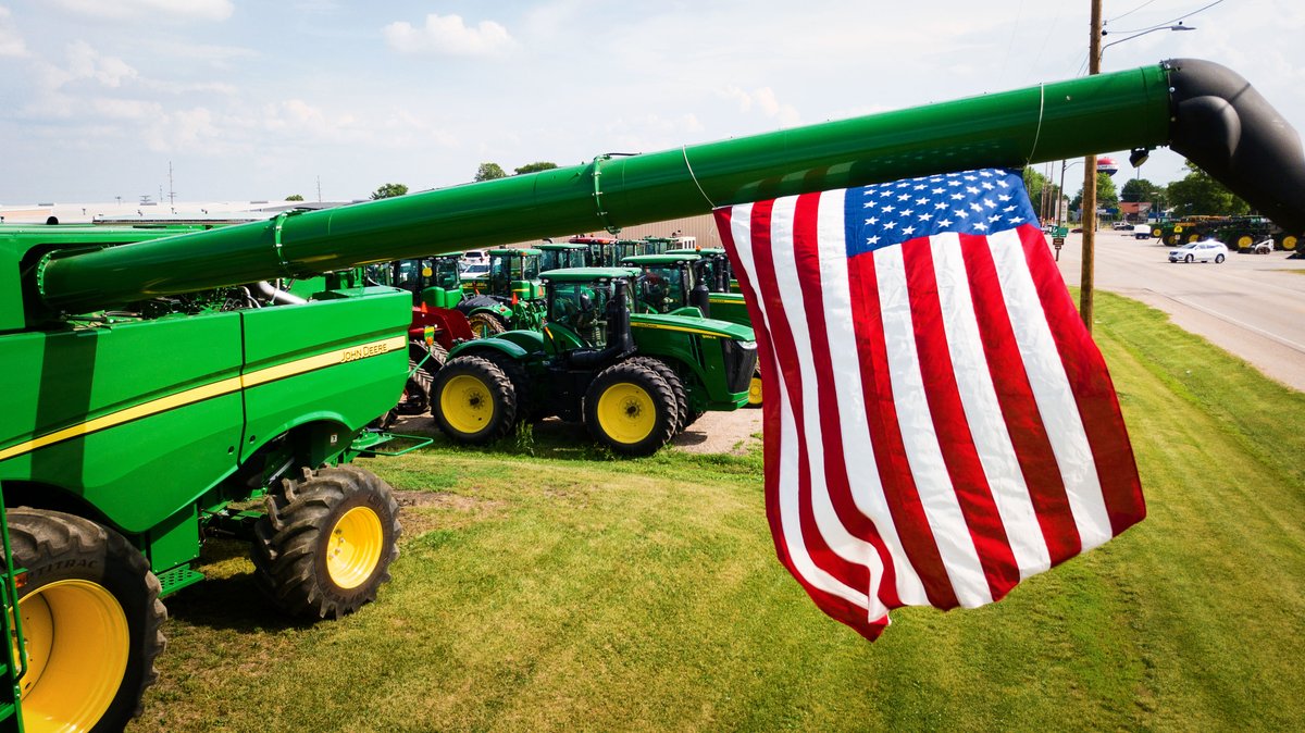 Weekend Views 😍🇺🇸
-
#johndeere #america #usa #sloans #sloanimplement #memorialdayweekend #johndeeregreen #powerup #johndeerecombine #johndeeretractor #agriculture #farming #illinoisfarming #illinoisag