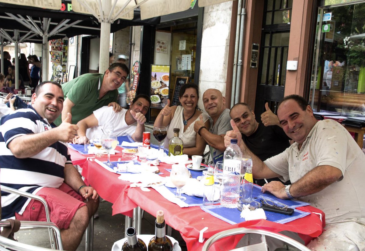 It’s #thirstythursday with new friends in Barcelona. These folks invited us to join them & it was an “interesting” conversation since they spoke little English, and we speak almost no Spanish. #barcelonaexperience #visitbarcelona #travelwritersuniversity #ifwtw1 @ifwtwa1