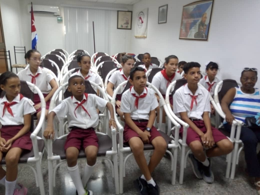 ¡Hoy recibimos la visita del círculo de Interés sobre veterinaria de la Escuela Nicolás Estevanez en el Instituto de Investigaciones Avícolas! Orgullosos de formar futuros veterinarios y seguir la tradición avícola en Cuba. #60añosdetradicionavícola #pionerosdelfuturo  🐤👩‍⚕️👨‍⚕️