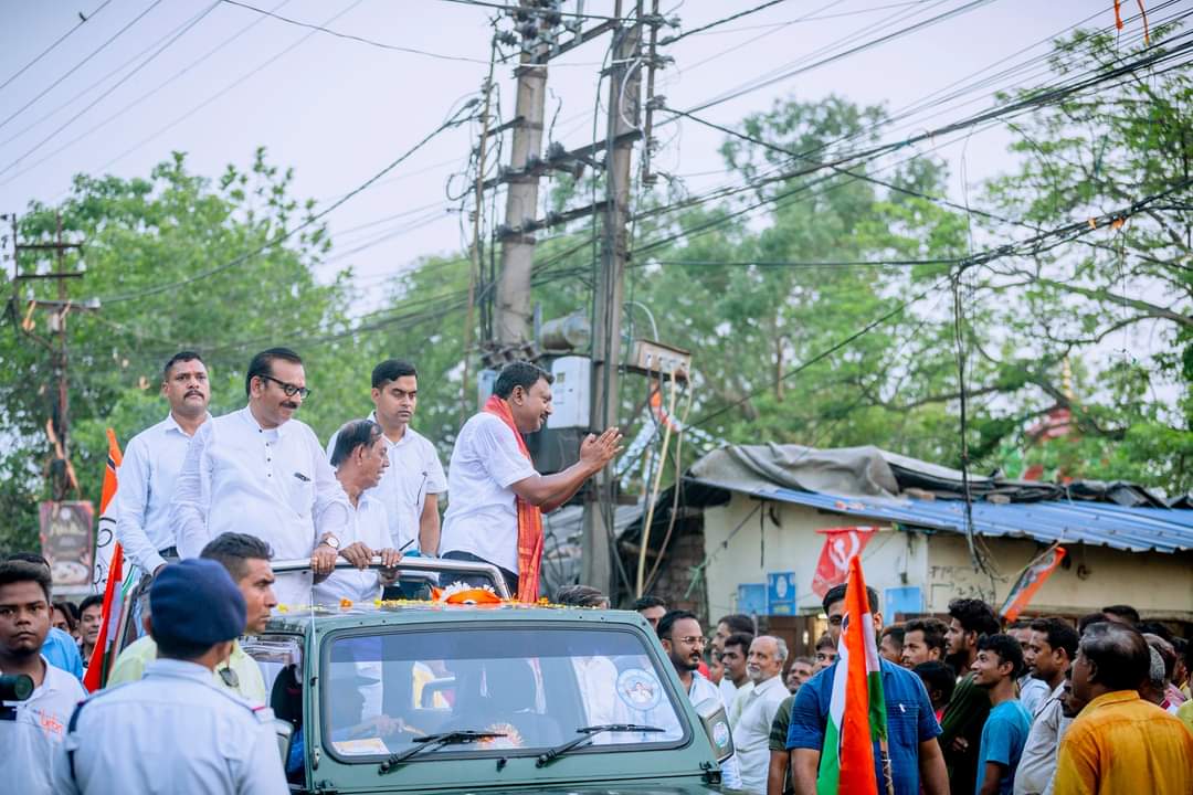 'যে যেখানে লড়ে যায় আমাদেরই লড়া
জীবনের কথা বলা গানের মহড়া যেন
সব্বার জন্যে সব্বার জন্যে'

আজ নৈহাটি পৌরসভার বিস্তীর্ণ অঞ্চলে রোড শো তে , সঙ্গে উপস্থিত ছিলেন রাজ্যের মাননীয় মন্ত্রী অরূপ বিশ্বাস মহাশয় ও অভিনেতা বনি সেনগুপ্ত সহ দলের সকল সহকর্মী ও আপামর জনসাধারণ....