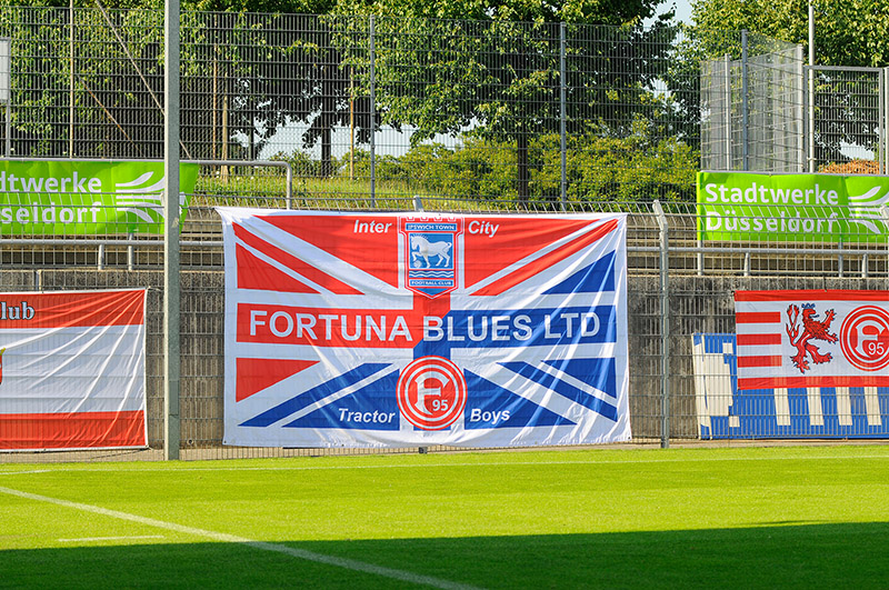 🚨 Fortuna absolviert Testspiel bei <a href="/IpswichTown/">Ipswich Town</a> 🚨
Während der Sommervorbereitung wartet auf uns ein echtes Highlight: Am Samstag, 27. Juli gastieren wir an der Portman Road zum Testspiel beim <a href="/premierleague/">Premier League</a> -Aufsteiger⚽️ Zu Gast bei Freunden🤝🏻🤗

#f95 | 🔴⚪️ | #ITFC