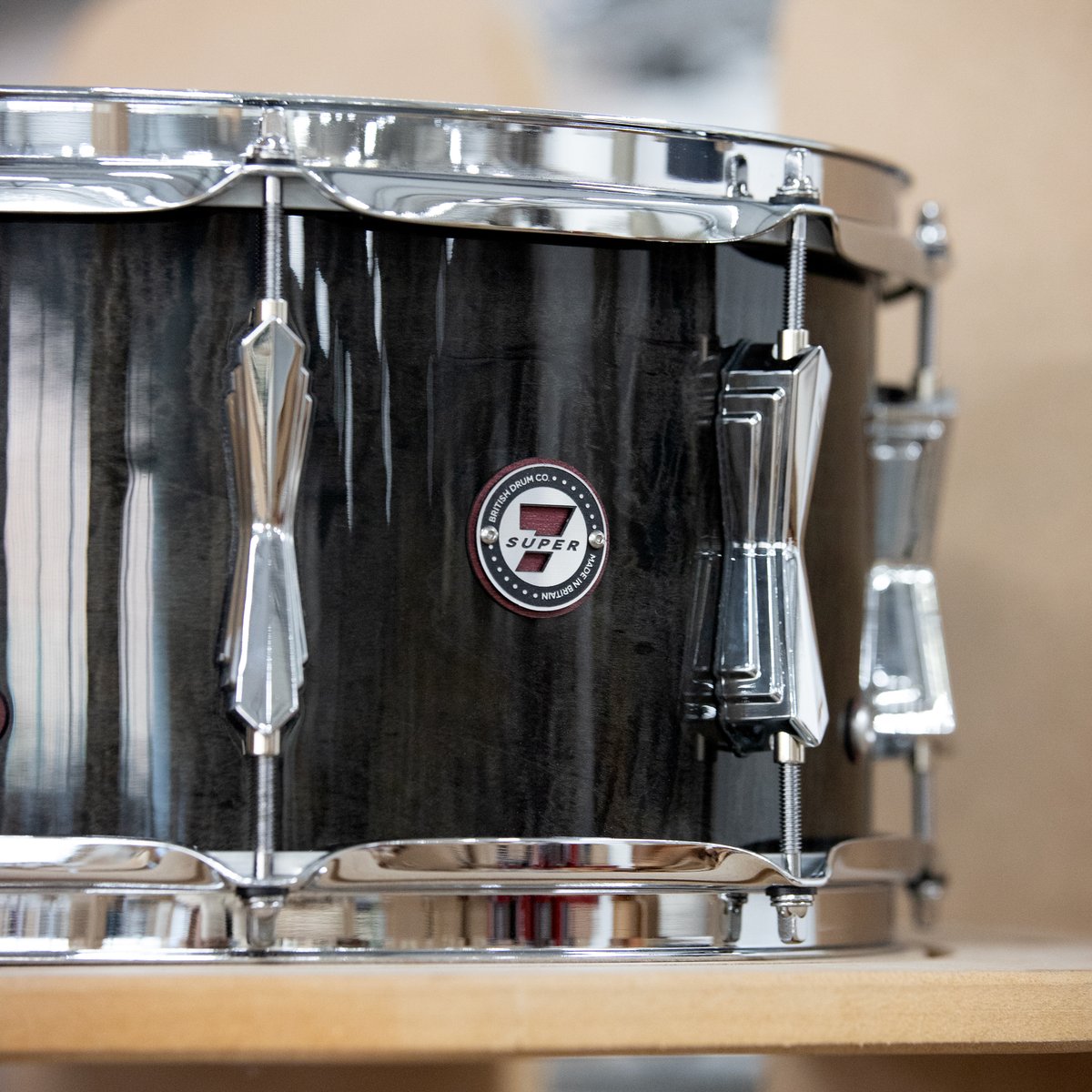 Get ready to turn up the volume with our Super7 snare drum! 🥁 Equipped with 4 vents for max power and volume, this 13'x7' drum is not to be dismissed. Super7 will deliver the punch and projection you need to stand out from the crowd. #Super7 #purpleheart #madeinbritain