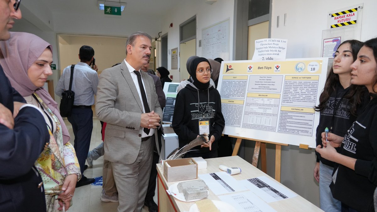 adiyamanmem's tweet photo. TOBB Kız Anadolu İmam Hatip Lisesi'nde Bilim Fuarı Açıldı

Milli Eğitim Bakanlığımız ve TÜBİTAK'ın iş birliğiyle, okullarda bilim kültürünün yaygınlaştırılması amacıyla TÜBİTAK 4006 kapsamında hazırlanan "Bilim Fuarı" TOBB Kız Anadolu İmam Hatip Lisesinde büyük bir katılımla açıldı.

Fuarın açılışı İl Milli Eğitim Müdürümüz Sayın Ali Tosun, İl Milli Eğitim Müdür Yardımcılarımız, Milli Eğitim Şube Müdürlerimiz, okul müdürleri ve öğretmenlerin katılımlarıyla gerçekleşti.

Açılış töreninde konuşan İl Milli Eğitim Müdürümüz Sayın Ali Tosun, bilim ve teknolojinin hızla geliştiği bir çağda yaşadığımızı ve bu gelişmelere ayak uydurabilmek için çocuklarımızın bilimsel düşünme ve araştırma becerilerini geliştirmelerinin büyük önem taşıdığını vurguladı. Müdürümüz Sayın Ali Tosun ayrıca, fuarda sergilenen birbirinden özgün ve ilgi çekici bilim, kültür ve sanat projelerinin öğrencilerimizin bu alandaki becerilerini göstermesi açısından önemli olduğunu ifade etti.

TOBB Kız Anadolu İmam Hatip Lisesinin genç mucitleri, Malzeme Bilimi ve Nanoteknoloji, Değerler Eğitimi ve Çevre ve çevreyi koruma olmak üzere 3 ana başlıkta hazırladıkları 22 projeyle fuarda büyük ilgi gördüler. 48 öğrenciye 22 öğretmen danışmanlık yaparak bu projelerin hazırlanmasında emeği geçti.

Fuar kapsamında İl Milli Eğitim Müdürümüz Sayın Ali Tosun, stantları gezerek öğrencilerin hazırladığı projeleri inceledi ve onlardan projeler hakkında bilgi aldı. Müdürümüz Sayın Ali Tosun, fuarı düzenleyen TOBB Kız Anadolu İmam Hatip Lisesi Müdürlüğü ve emeği geçen tüm öğretmenlere teşekkürlerini sunarken, fuara katılan tüm öğrenci ve velileri de tebrik etti.

Bilim Fuarı, 17 Mayıs 2024 tarihine kadar açık kalacak. Tüm vatandaşlarımızı bu fuarı ziyaret etmeye ve öğrencilerimizin hazırladığı özgün projeleri görmeye davet ediyoruz.
@tcmeb @Yusuf__Tekin @yilmaznazif @meb_dinogretimi @drahmetisleyen @ali_tosun77 @Tubitak @ProfHasanMandal