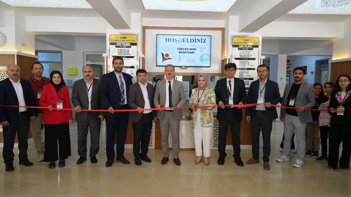adiyamanmem's tweet photo. TOBB Kız Anadolu İmam Hatip Lisesi'nde Bilim Fuarı Açıldı

Milli Eğitim Bakanlığımız ve TÜBİTAK'ın iş birliğiyle, okullarda bilim kültürünün yaygınlaştırılması amacıyla TÜBİTAK 4006 kapsamında hazırlanan "Bilim Fuarı" TOBB Kız Anadolu İmam Hatip Lisesinde büyük bir katılımla açıldı.

Fuarın açılışı İl Milli Eğitim Müdürümüz Sayın Ali Tosun, İl Milli Eğitim Müdür Yardımcılarımız, Milli Eğitim Şube Müdürlerimiz, okul müdürleri ve öğretmenlerin katılımlarıyla gerçekleşti.

Açılış töreninde konuşan İl Milli Eğitim Müdürümüz Sayın Ali Tosun, bilim ve teknolojinin hızla geliştiği bir çağda yaşadığımızı ve bu gelişmelere ayak uydurabilmek için çocuklarımızın bilimsel düşünme ve araştırma becerilerini geliştirmelerinin büyük önem taşıdığını vurguladı. Müdürümüz Sayın Ali Tosun ayrıca, fuarda sergilenen birbirinden özgün ve ilgi çekici bilim, kültür ve sanat projelerinin öğrencilerimizin bu alandaki becerilerini göstermesi açısından önemli olduğunu ifade etti.

TOBB Kız Anadolu İmam Hatip Lisesinin genç mucitleri, Malzeme Bilimi ve Nanoteknoloji, Değerler Eğitimi ve Çevre ve çevreyi koruma olmak üzere 3 ana başlıkta hazırladıkları 22 projeyle fuarda büyük ilgi gördüler. 48 öğrenciye 22 öğretmen danışmanlık yaparak bu projelerin hazırlanmasında emeği geçti.

Fuar kapsamında İl Milli Eğitim Müdürümüz Sayın Ali Tosun, stantları gezerek öğrencilerin hazırladığı projeleri inceledi ve onlardan projeler hakkında bilgi aldı. Müdürümüz Sayın Ali Tosun, fuarı düzenleyen TOBB Kız Anadolu İmam Hatip Lisesi Müdürlüğü ve emeği geçen tüm öğretmenlere teşekkürlerini sunarken, fuara katılan tüm öğrenci ve velileri de tebrik etti.

Bilim Fuarı, 17 Mayıs 2024 tarihine kadar açık kalacak. Tüm vatandaşlarımızı bu fuarı ziyaret etmeye ve öğrencilerimizin hazırladığı özgün projeleri görmeye davet ediyoruz.
@tcmeb @Yusuf__Tekin @yilmaznazif @meb_dinogretimi @drahmetisleyen @ali_tosun77 @Tubitak @ProfHasanMandal